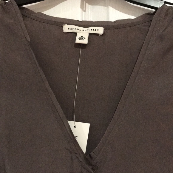 Banana Republic 100% silk taupe sleeveless blouse - Picture 3 of 10